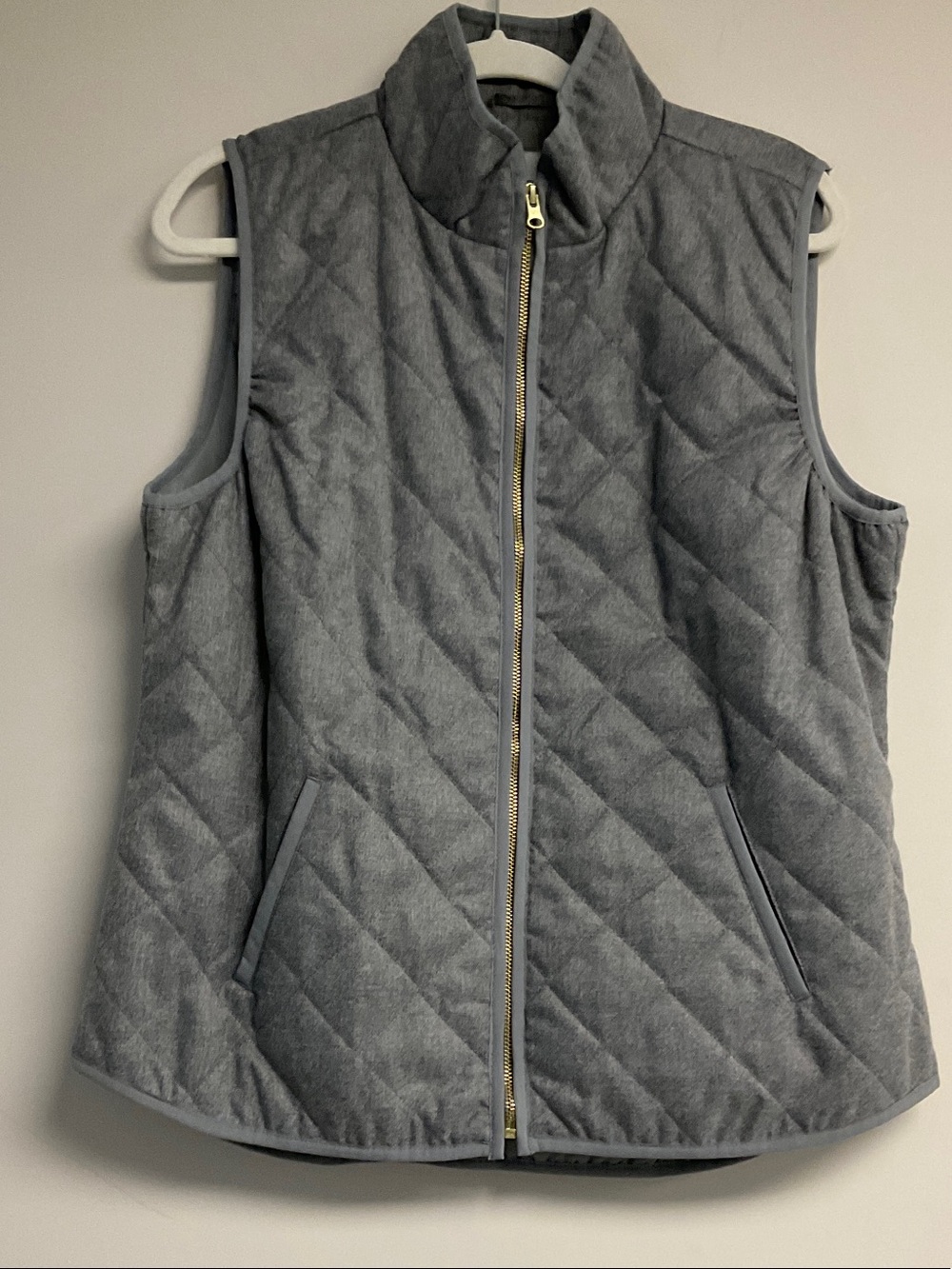 Old Navy Quilted Sleeveless Vest in Gray